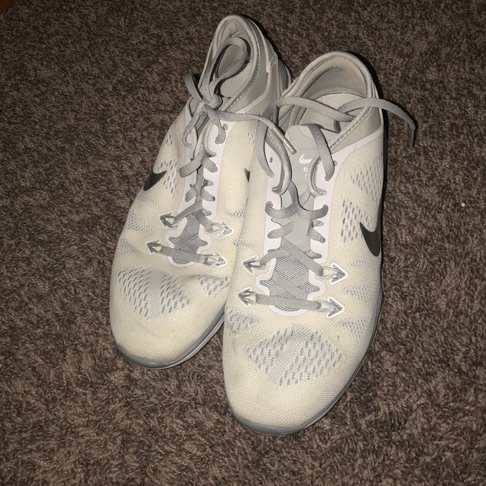 White Nike’s size 8